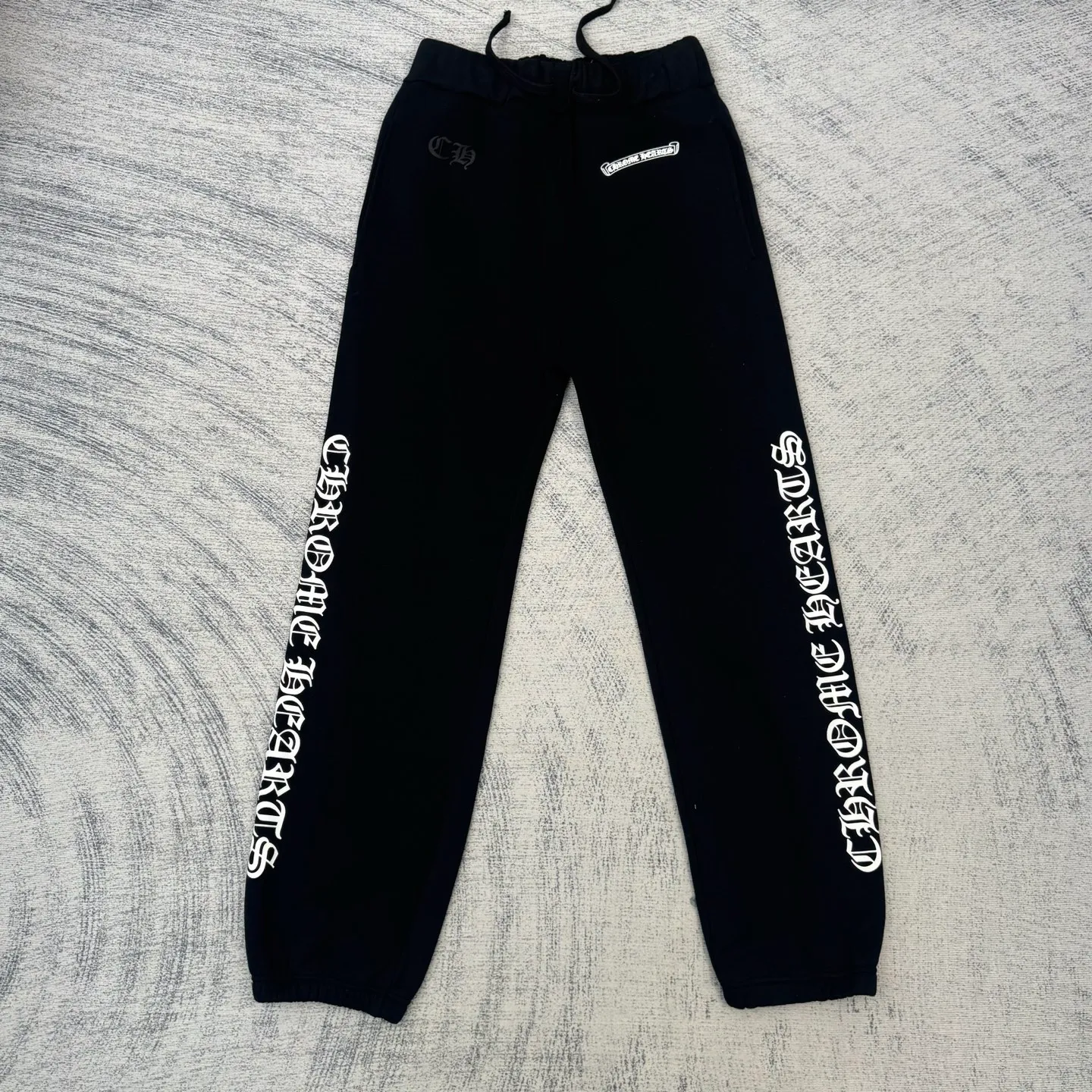 P366 Chrome Heart Ch Sanskrit black loose-fitting leggings sweatpants Size: S/M/L Made of high-weight plus velvet cotton fabric, which combines warmth and crisp texture. The version is the popular "wide at the top and narrow at the bottom" leggings silhouette. It is equipped with a drawstring waistband, double side pockets and back pockets. While maintaining the casual feel of the street, it highlights the tonality of luxury items through high-tech printing and fabric texture.